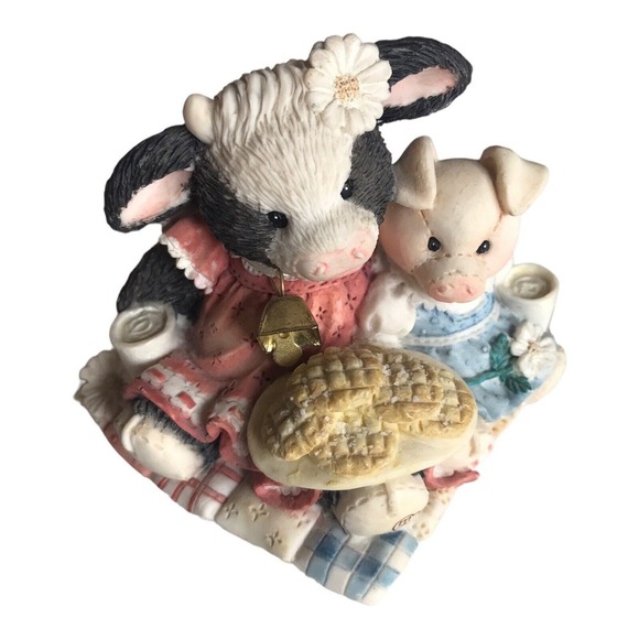 Mary's Moo Moos "Cookies are for Sharing" Cow Girl & Pig with Cookie Enesco 1993 - Picture 2 of 9